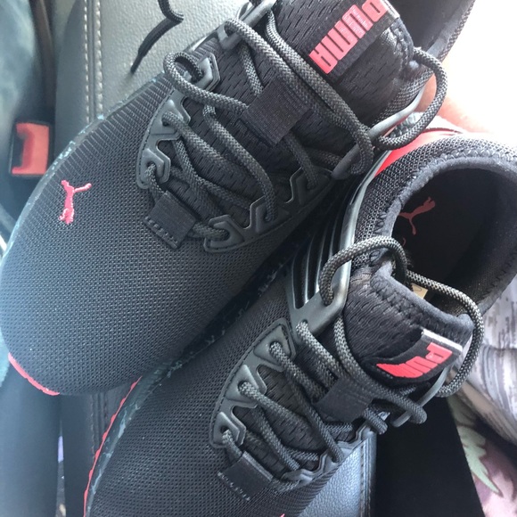Boys size 5 black & red puma sneakers, brand new never worn - Picture 4 of 4